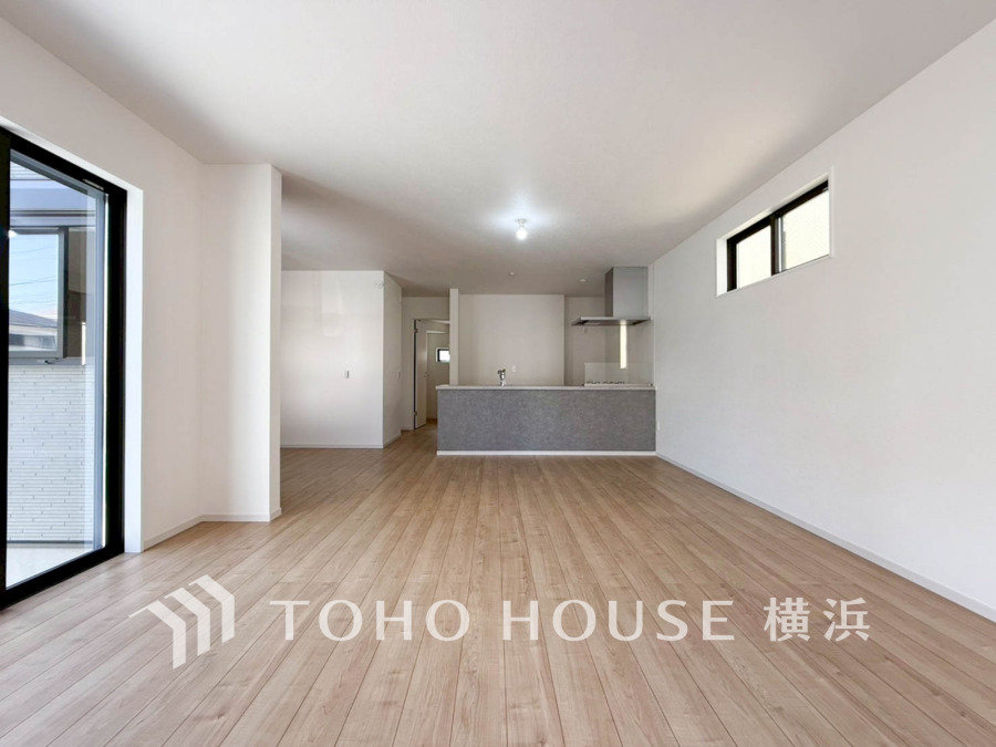 広々としたリビングダイニングは自然光が入り明るく、開放感あふれる快適な空間です。シンプルで使いやすい設計。