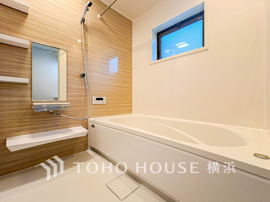 心地よいリラックスを叶える清潔感溢れる美しい空間。快適で機能的なバスルームです。
