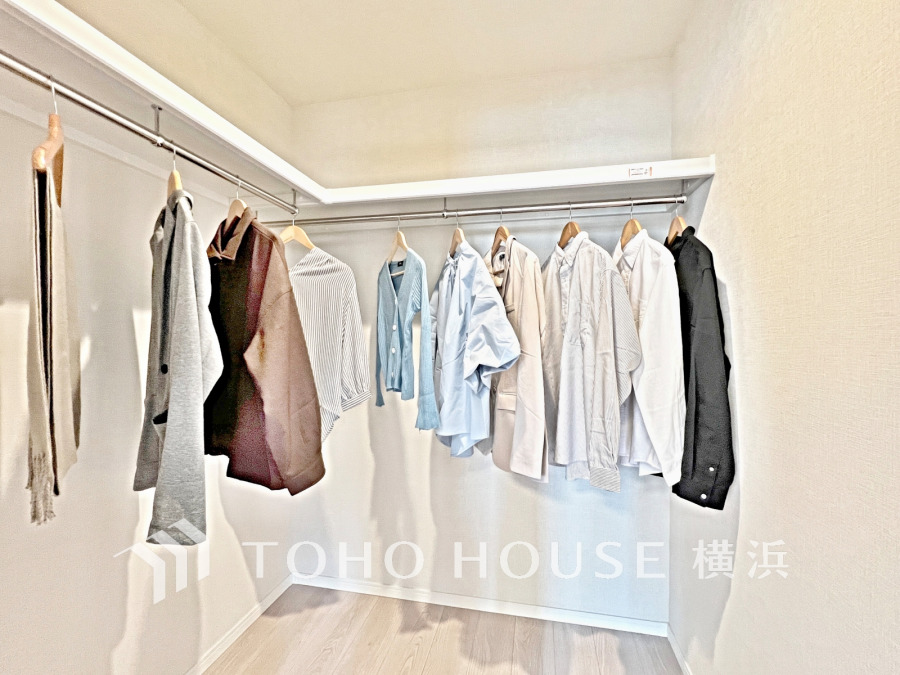 洋服やバッグなどかさばる物を大量に収納できます。タンスなどの収納家具を置かずに済むので、お部屋を丸ごと使えてスッキリ♪