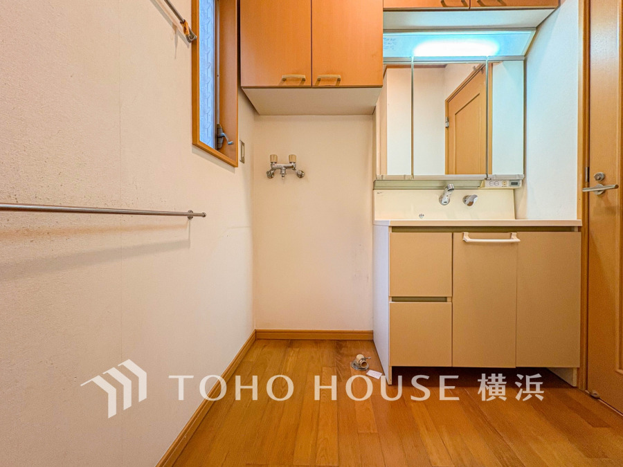 落ち着いた空間を演出するカラーと、ゆったり落ち着いてお使い頂ける広さが魅力のパウダールーム。居室からも独立しており、プライベート空間を保ちます。