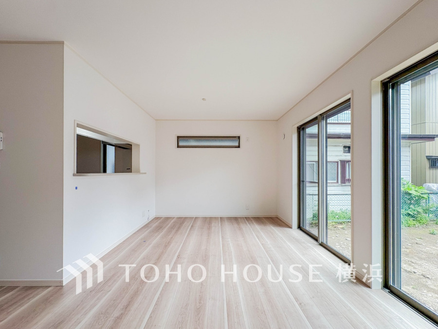 陽光が降り注ぐ広々としたリビングは、家族が集まる憩いの場。大きな窓から外の景色を眺めながら、お子様とのびのびと過ごせる心地よい空間です。