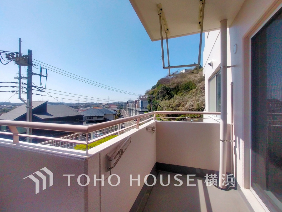 たっぷりの陽光が差し込むバルコニー。健やかな暮らしを守る太陽の恵みを存分に享受できます。爽やかな風と暖かな陽射しが紡ぐハーモニーが日々の暮らしのBGMになることでしょう。