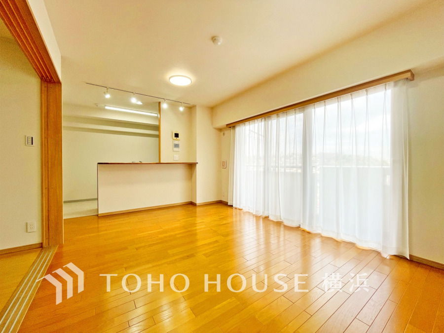 豊かな光が照らすこの場所は、たわいもない会話を楽しみ、ゆったりとした時間を過ごす場所。この場所から、家族の記憶が紡がれるでしょう。