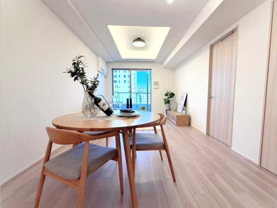 穏やかな時間の流れを楽しみ、寛ぎと笑顔が溢れるリビング。会話を楽しみ、ご家族の何気ない日常にいつもあたたかな幸せの花を添えます。