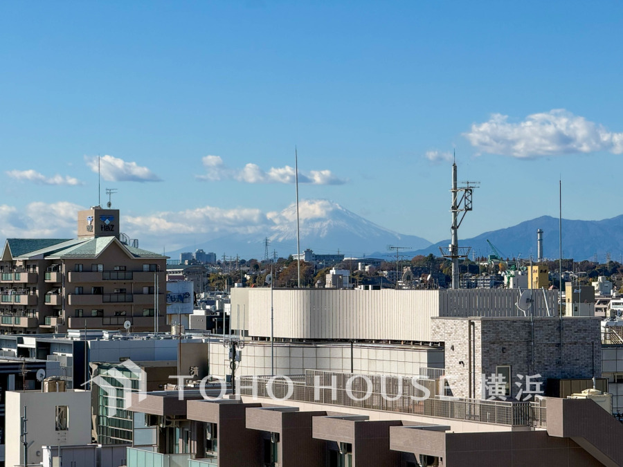 窓先からは富士山が眺められます。お部屋にも爽やかな風と暖かく柔らかな日差しが差し込み、毎日の暮らしを豊かに彩ります。