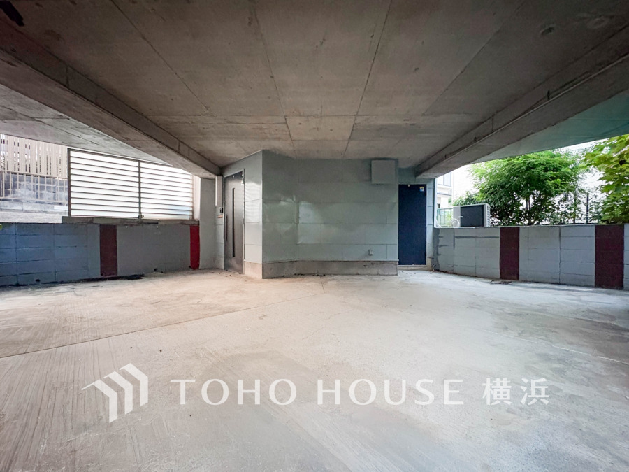 建物1階の半屋外の開放的な空間。建物が宙に浮いたようなスタイリッシュな外観を演出しています。アウトドアリビングとして活用するのもいいですね。