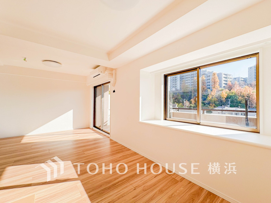 明るい陽射しが差し込む広々としたリビング。大きな窓からは四季折々の景色が楽しめます。