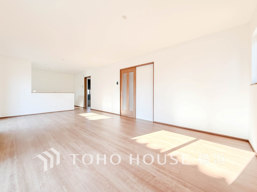 明るく開放的な空間が広がるLDK。室内には豊かな陽光が注ぎ込み、爽やかな住空間を演出。
