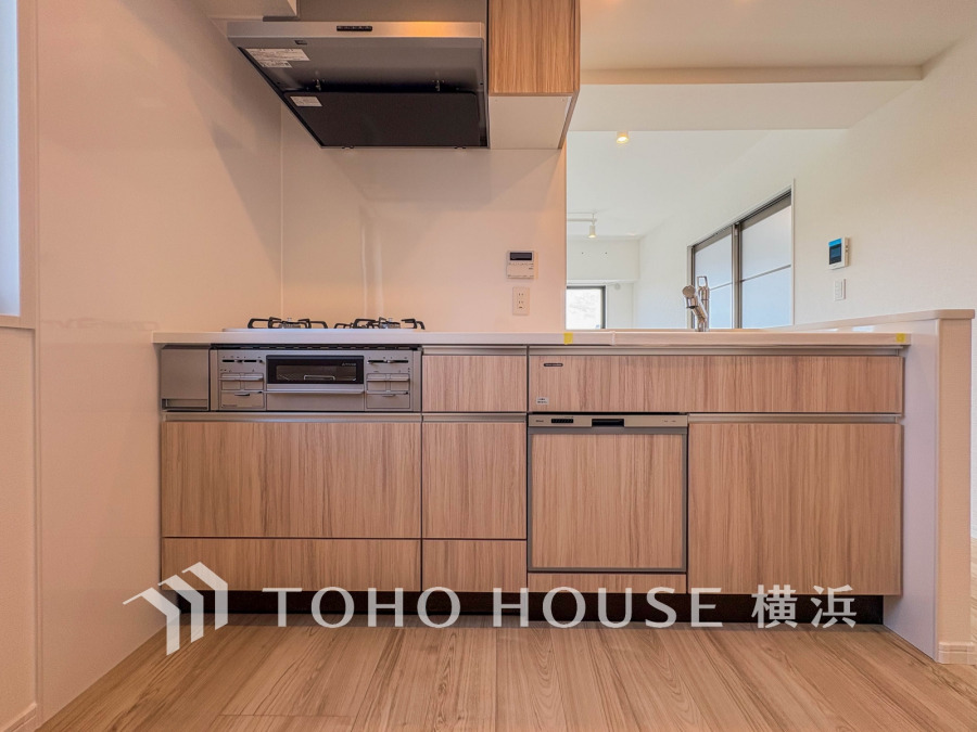 木目調の温かみあるキッチンは収納豊富で使いやすく、開放感のある対面式で家族との会話も楽しめます。