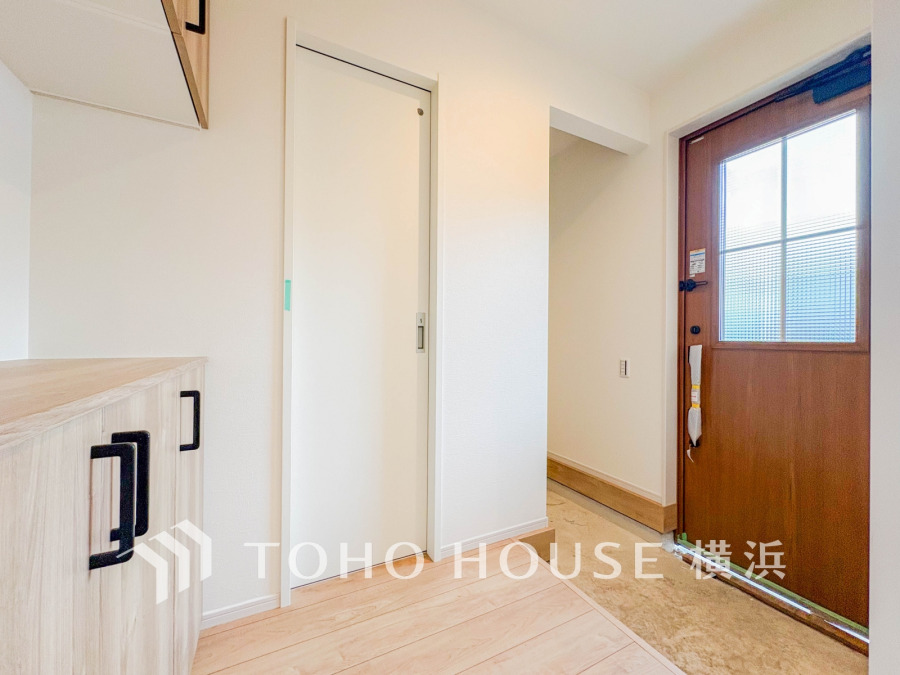 居住者の帰り、訪れる方を優しく迎え、やすらぎに満ちた生活空間を予感させてくれます。玄関脇の土間収納は、傘、レインコート、ベビーカーやアウトドア用品などの置き場所に便利です。