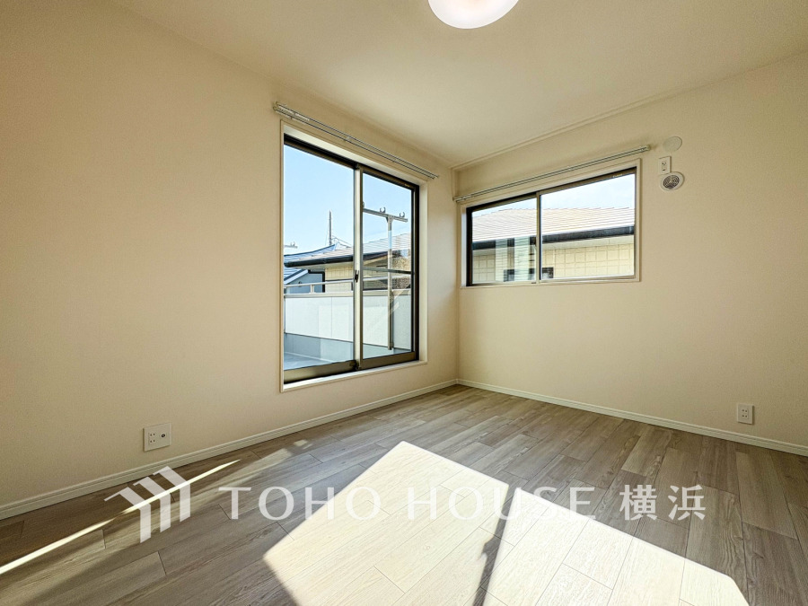 大きな窓からたっぷりと陽光が注がれる明るい空間。家族の成長に対応できる永住仕様の間取り。時を忘れて過ごす場所として過ごせるお部屋。