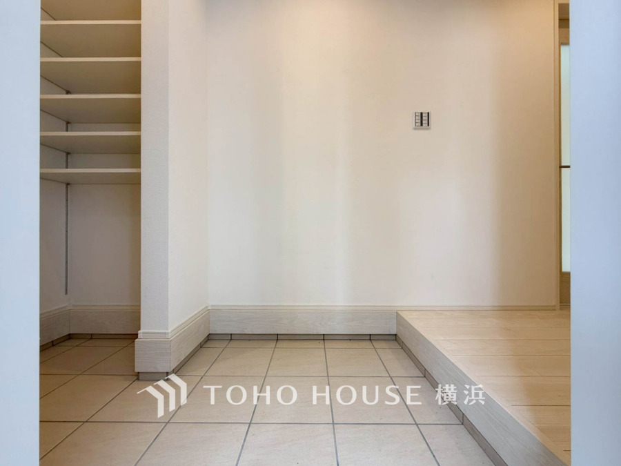 お客様をお迎えする玄関は落ち着いた雰囲気。帰り着くたびに洗練されたテイストの空間に迎えられ誇りと喜びを感じる玄関まわりです。 