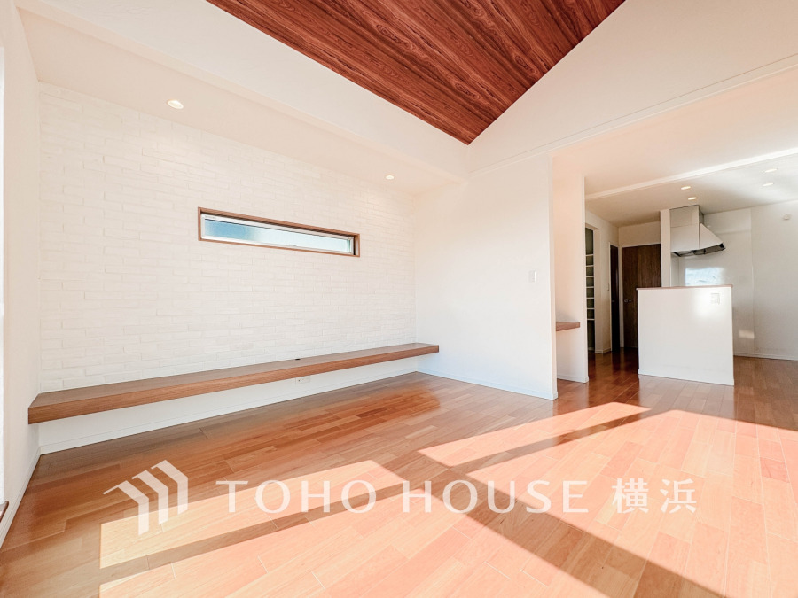 広々としたリビングダイニングは、シックでモダンな内装。落ち着いた雰囲気に包まれて、伸びやかな空間の中で、ゆったりと家族団らんのひとときを過ごせます。