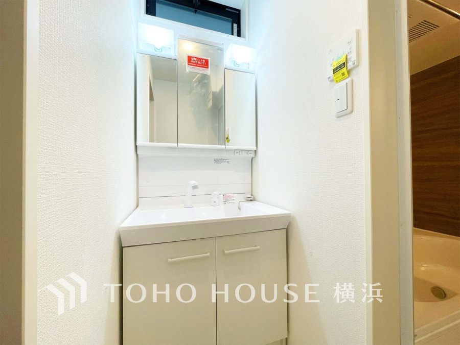 清潔感あふれる白基調の洗面台。収納スペースも充実し、毎日の身支度を快適にサポートします。