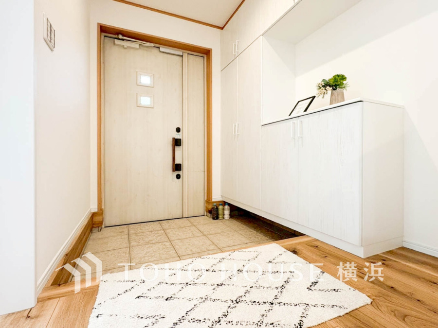 上質感漂う玄関と廊下。居住者の帰り、訪れる方を優しく迎える・安らぎに満ちた生活空間を予感させる。健やかな暮らしを楽しめそう