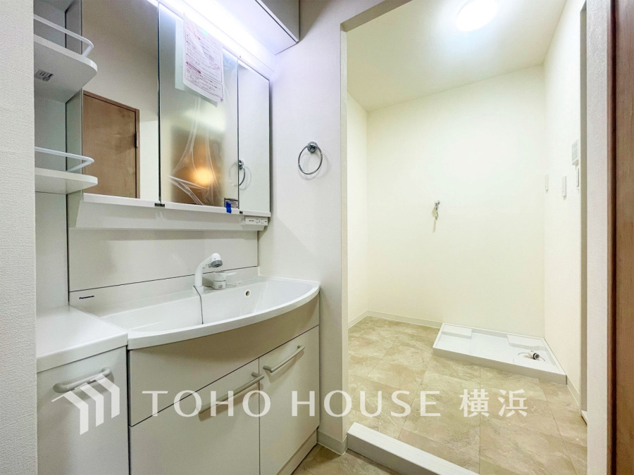 十分な大きさの洗面台は、身だしなみチェックや歯磨きなど、朝の慌ただしい時間でも余裕とゆとりを感じて頂けます。