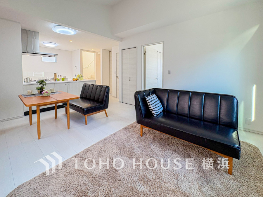 柔らかな色合いのフローリングと清潔感の溢れるクロスが明るい空間を創り出しているリビングダイニング。憩いの場に相応しく、ここで楽しむ家族の時間が絆をより深めてくれそうです。