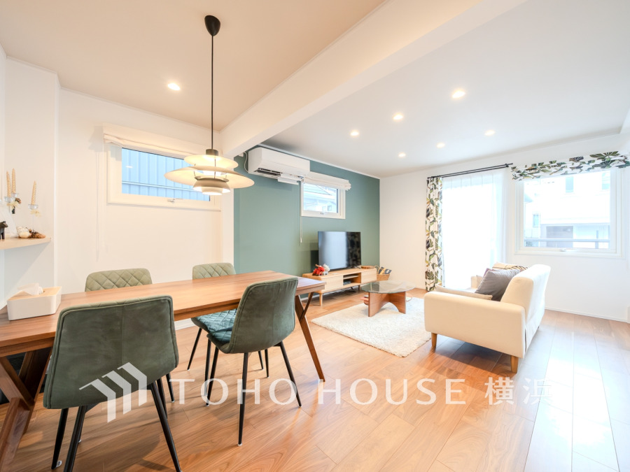 明るく開放的な空間が広がるLDK。室内には豊かな陽光が注ぎ込み、爽やかな住空間を演出。
