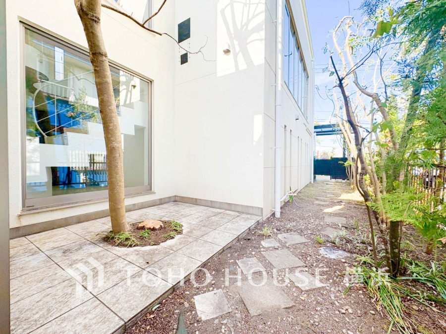 室内からもシンボルツリーを眺めて楽しめるテラス＆お庭スペース。