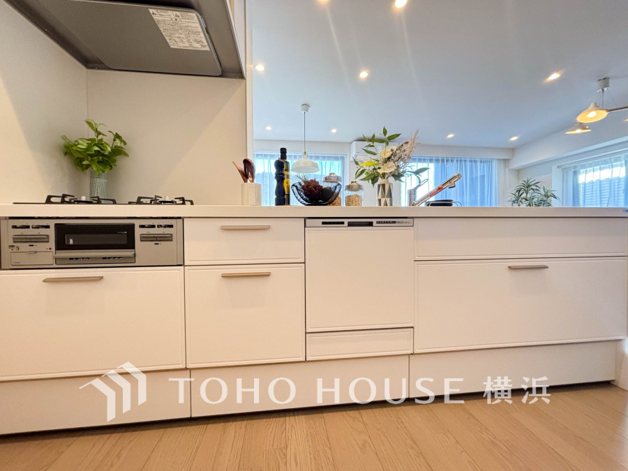 使い勝手の良い設備のキッチンで効率よくお料理もできます。食する料理に家族が舌鼓を打ち自然と笑いが絶えない空気感がそこに広がります。自慢の腕をふるってください。