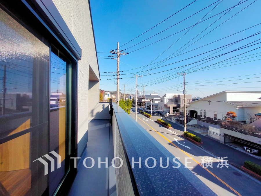 2部屋に面したワイドスパンバルコニーは南東向きで陽当たり良好。開放的な街並みが広がります。