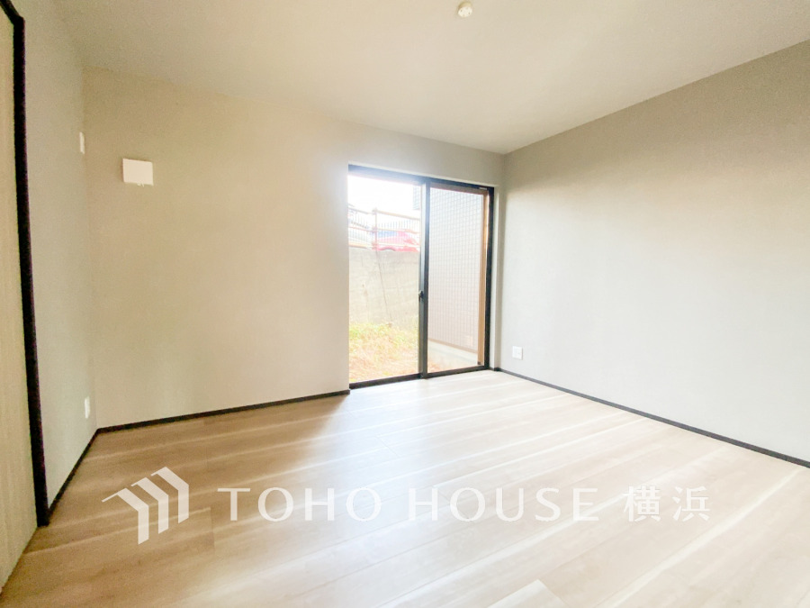 ひとりの時間をゆったり過ごしたり、静かな環境で趣味に打ち込んだり、自分時間を快適に過ごすプライベートルーム。大きな窓で彩られた空間は、心地よい風と伸びやかな眺めを愉しむ特等席に。