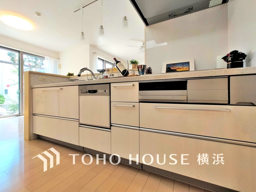 広く取られた対面キッチンは、リビングで寛ぐご家族と会話をしながらお料理が出来ます。ホワイトを基調にした清潔感のあるデザインです。