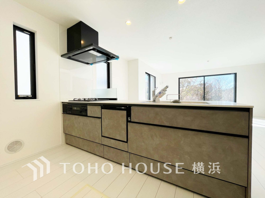 スタイリッシュな対面キッチンを採用。リビングが見渡せるので、お子様を安心して遊ばせながら家事ができ、リビング学習をするお子様にも声がかけやすい自然な距離感。