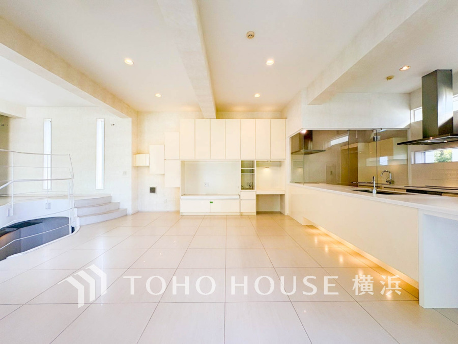 和やかで洗練された空間の演出。寛ぎとコミュニケーションを育む居心地のよい場所。やわらかな陽射しが降り注ぎ、室内に開放感と爽快感をもたらします。