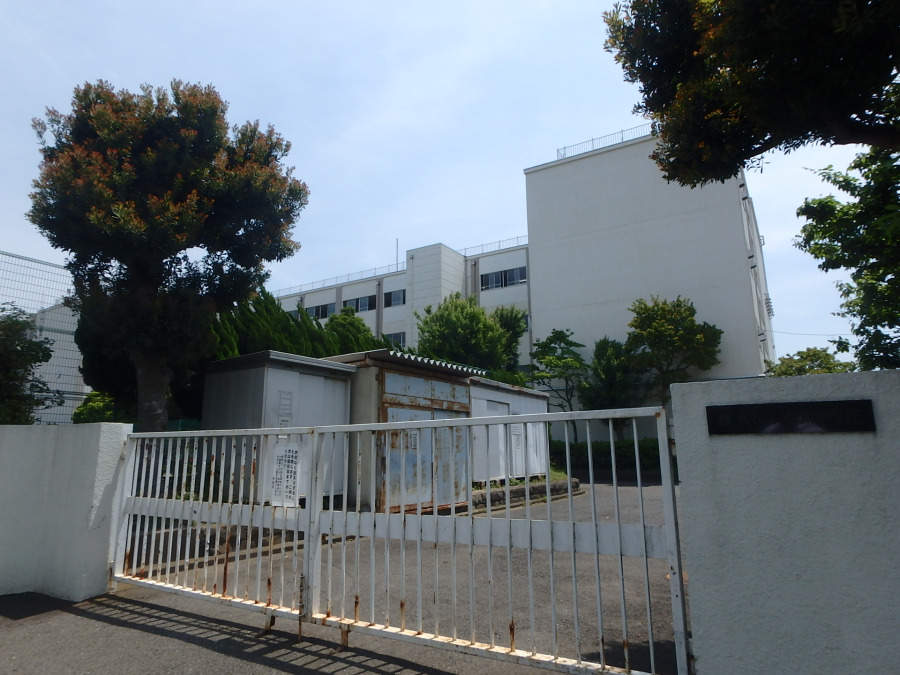 横浜市立六浦中学校　約1000ｍ