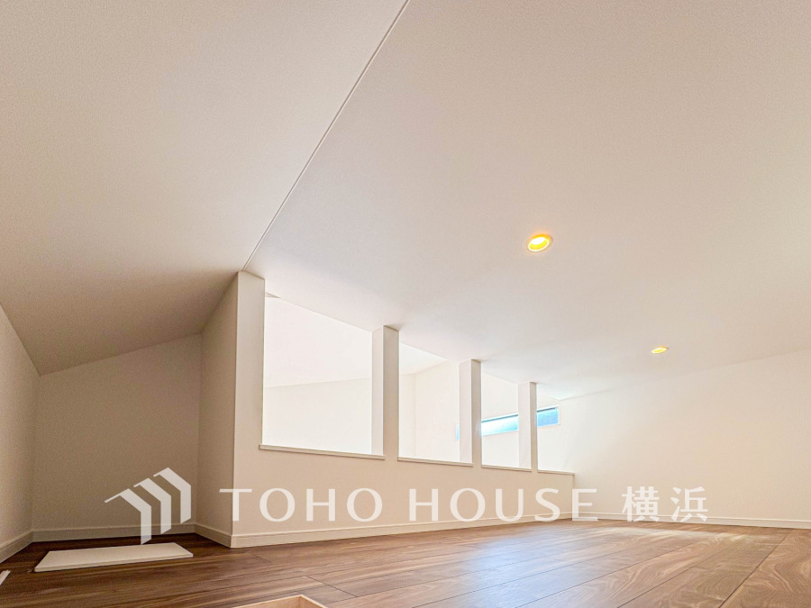 壁面に掛けられている可動はしごを掛けて上ると、天井の有効スペースを活用した開けたロフト空間が。季節物や思い出の品の収納場所、お子様の遊び場として、など…。あると嬉しい大空間です。