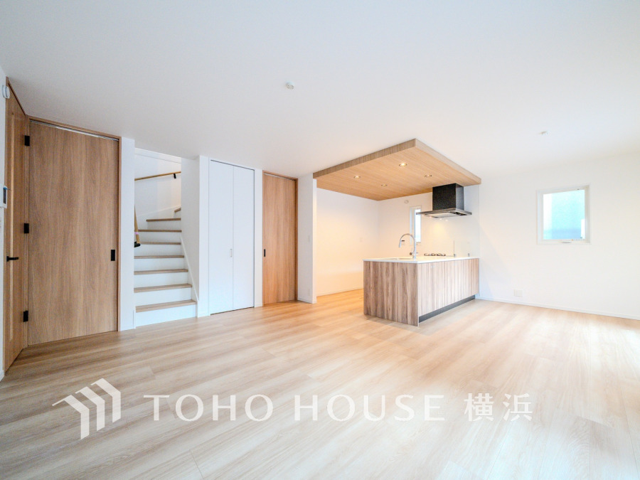 穏やかな時間の流れを楽しみ、寛ぎと笑顔が溢れるリビング。会話を楽しみ、ご家族の何気ない日常にいつもあたたかな幸せの花を添えます。