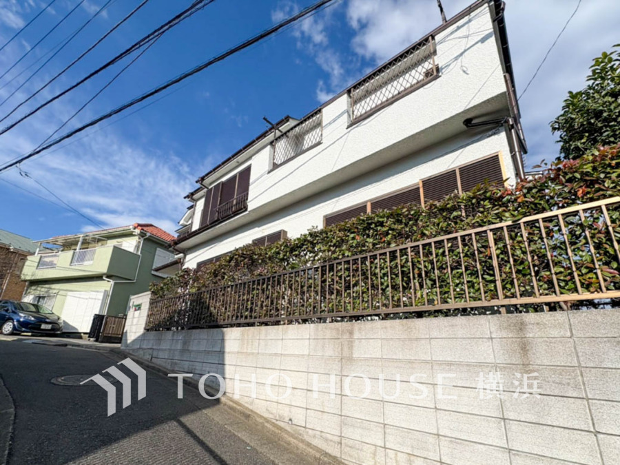 閑静な住宅街に位置する陽当たり良好な2階建ての中古住宅。安心の塀と植栽がプライバシーを守ります。