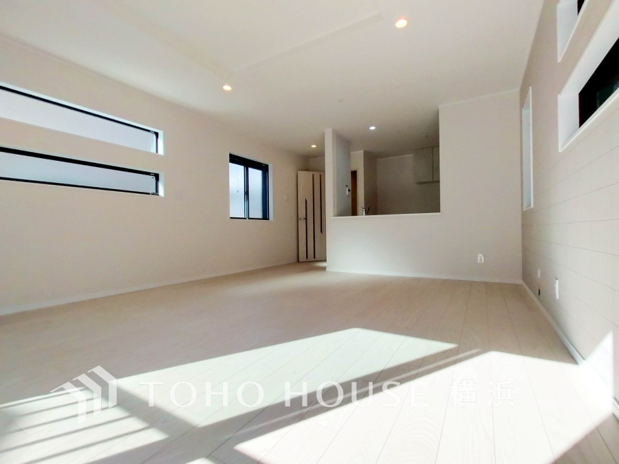 和やかで洗練された空間の演出。寛ぎとコミュニケーションを育む居心地のよい場所。やわらかな陽射しが降り注ぎ、室内に開放感と爽快感をもたらします。