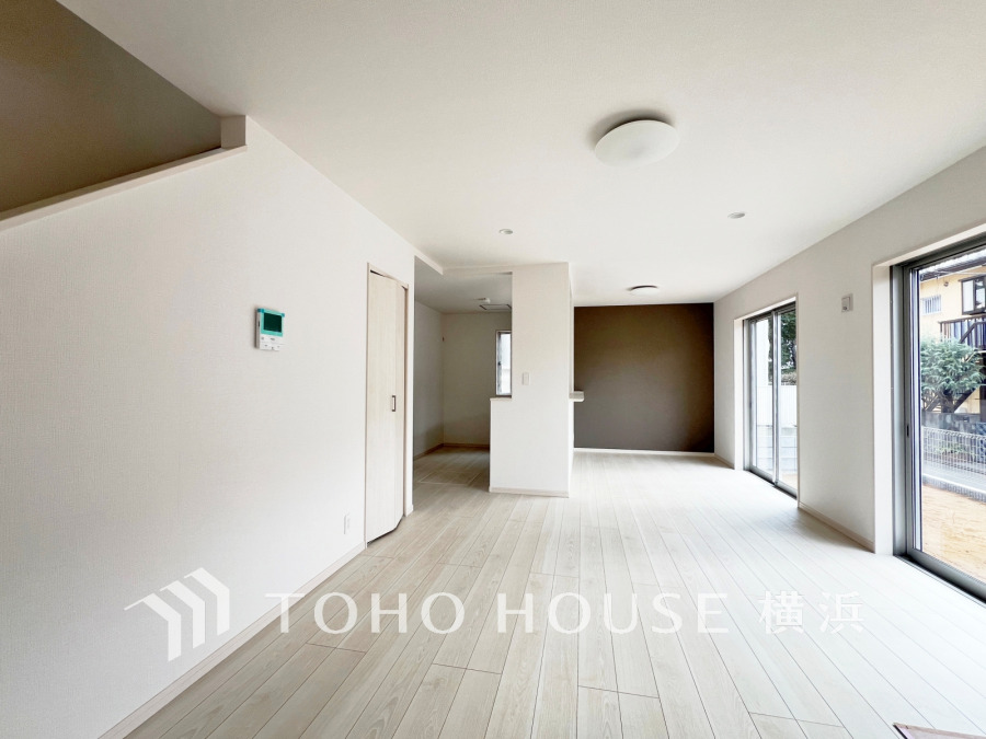 広々としたリビングダイニングは、シックでモダンな内装。落ち着いた雰囲気に包まれて、伸びやかな空間の中で、ゆったりと家族団らんのひとときを過ごせます。