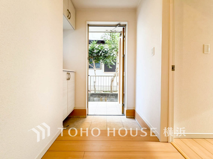 たっぷりの陽光が差し込むバルコニー。健やかな暮らしを守る太陽の恵みを存分に享受できます。爽やかな風と暖かな陽射しが紡ぐハーモニーが日々の暮らしのBGMになることでしょう。