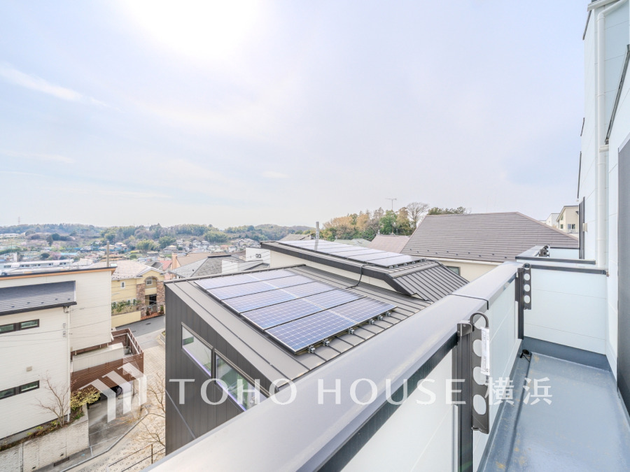 開放感あふれるバルコニーからは、低層住宅が建ち並ぶのびやかな眺望が広がります。