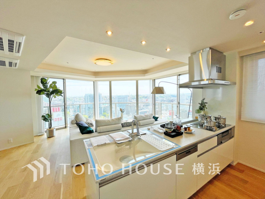 広々としたリビング・ダイニングは、シックでモダンな内装。落ち着いた雰囲気に包まれて、伸びやかな空間のなかで、ゆったりと家族団らんのひとときを過ごせます。