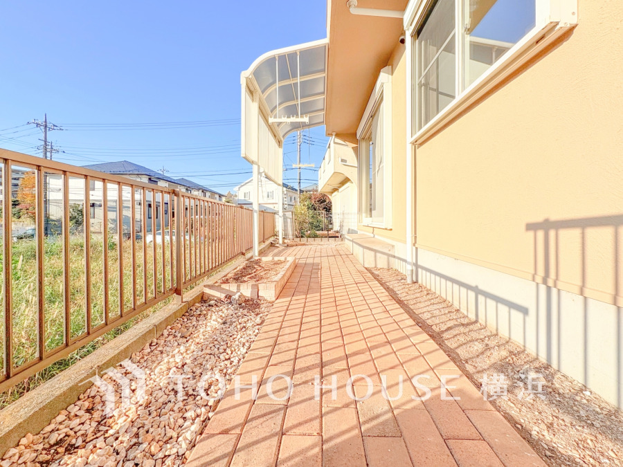 陽光が差し込む広々としたテラスは、ガーデニングやくつろぎのスペースに最適な快適空間です。