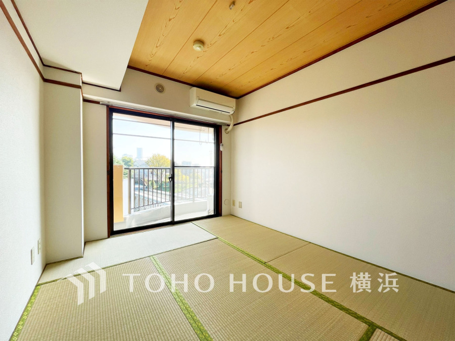 ダイニングに隣接する6帖の和室は開放感のある景色を見渡す癒しの空間です。