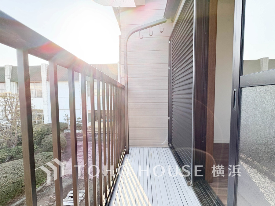 開放感いっぱいの眺望と共に光と風を享受するバルコニー。緑豊かな景観を眺めることができます。