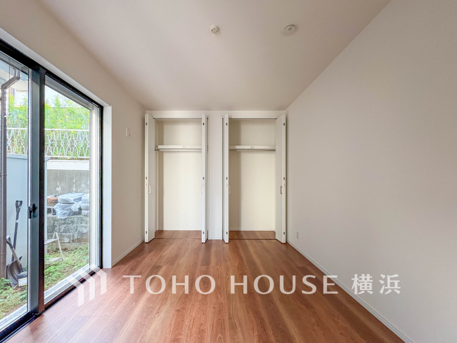 大きな窓からは快適な光を取り入れ、通気性能を上げる事で居心地の良い空間を演出します。多くの時間を過ごす住まいだからこそ、いつも快適な場所であるように心掛けています。