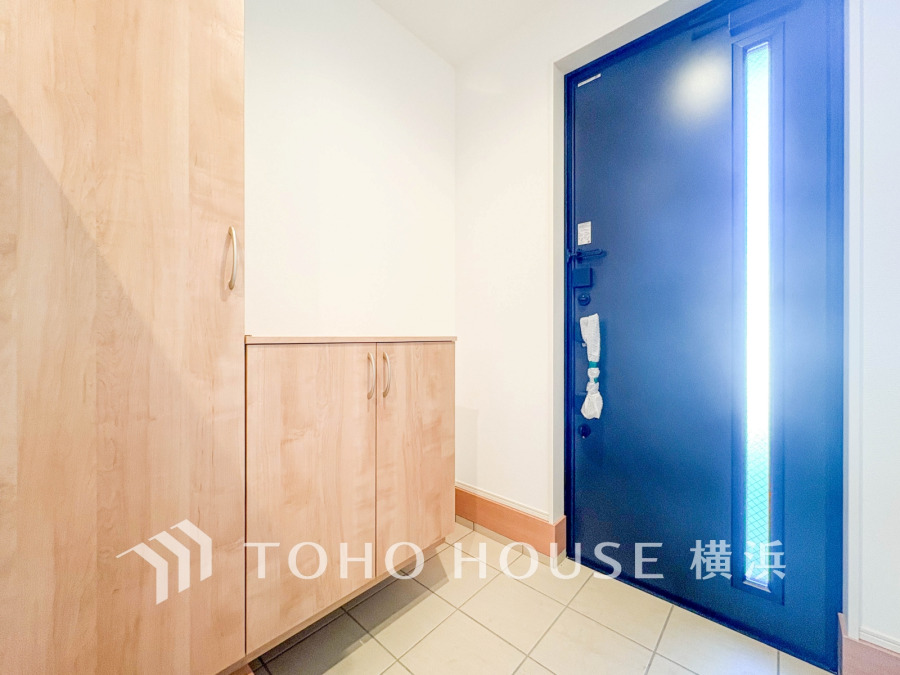 明るくスッキリとした玄関スペース。ナチュラルな木目調の収納で整理整頓も快適に行えます。