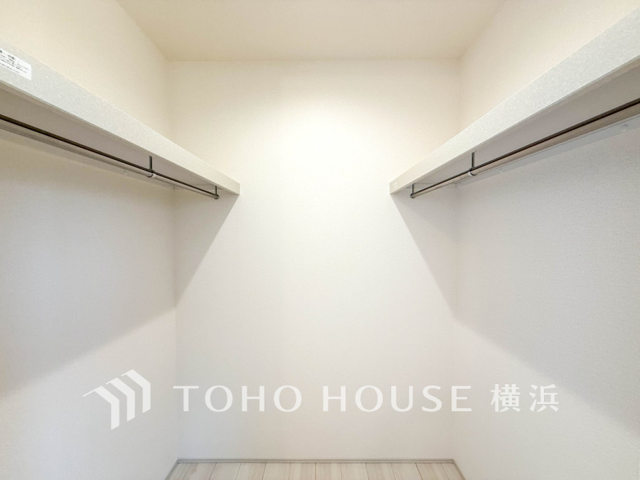 ひと目で収納物を確認できるウォークインクローゼットは、ゆとりの広さを備えた大型収納。数多くの衣類に加え、足元には引出しや衣装箱、シューズボックスなども収納することができます。