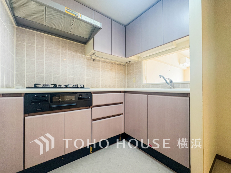 広く取られたキッチンは、Ｌ字型キッチンなので、家事がしやすく無駄のない動線がうれしい空間。