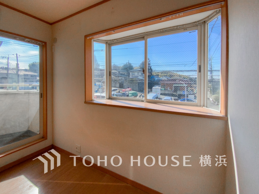 手を伸ばせば、ふれることが出来そうな環境が、そのままインテリアになったような印象です。その豊かな眺望にふさわしい空間には、通風・採光にも優れ、心地よい光と風があふれています。