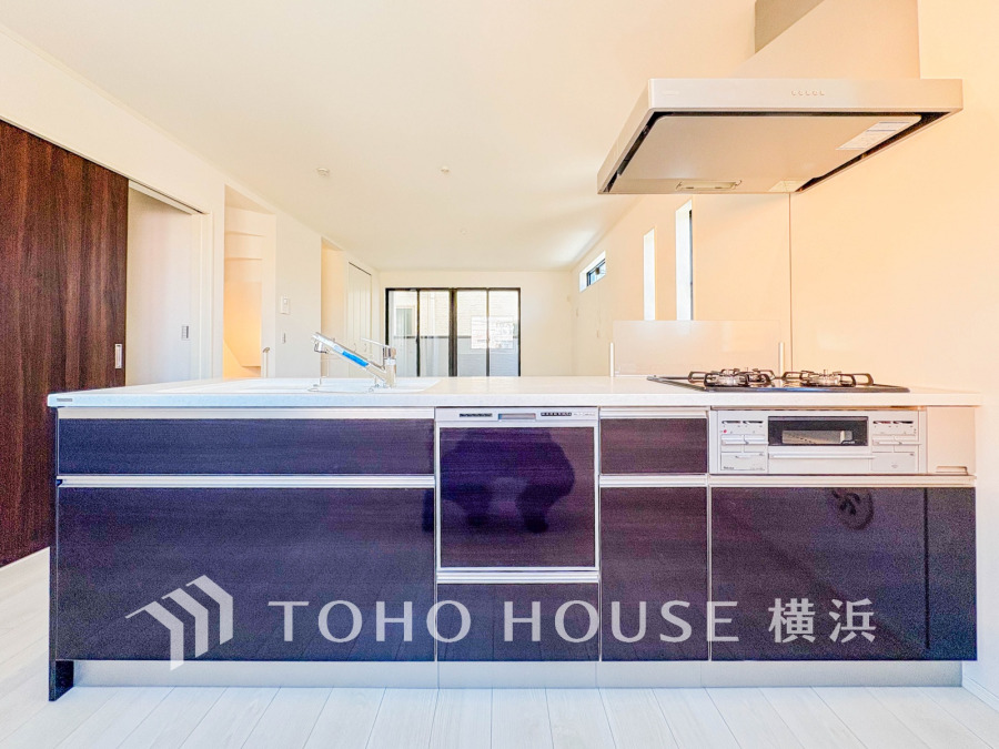 内装の主役でもあり、日常活躍する重要な水回りでもあるからこそ機能性・デザイン性に力を入れております。お手入れのしやすいシステムキッチンを採用しております。