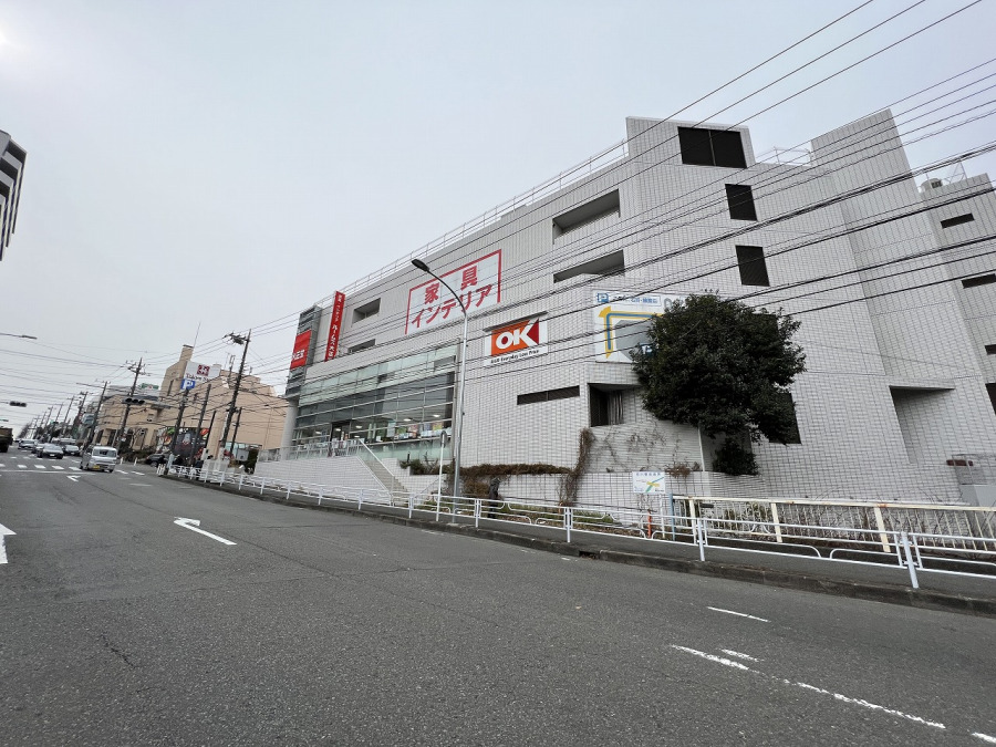 大通り沿いに位置する大型の家具・インテリア店。駐車場も完備し、アクセス良好です。