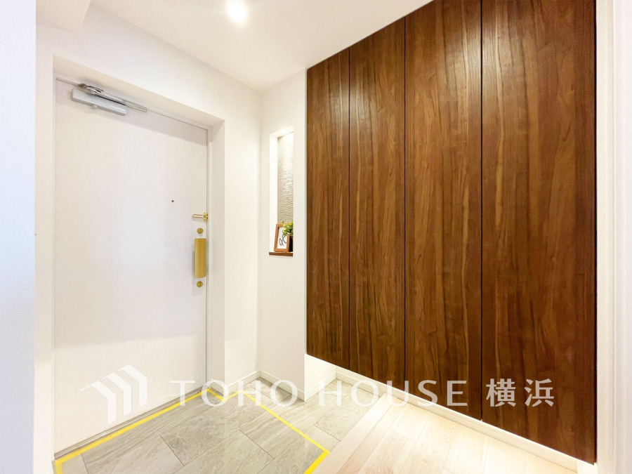 収納力の豊富なシューズボックスを設置した玄関スペース。ウッド調の落ち着きある空間です。
