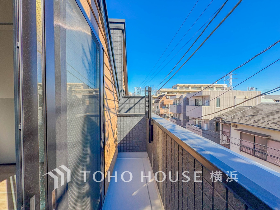 ずっと太陽を感じる事ができるのは、遮るものが視界に無いから。彼方に広がる風景が絵画のように広がります。